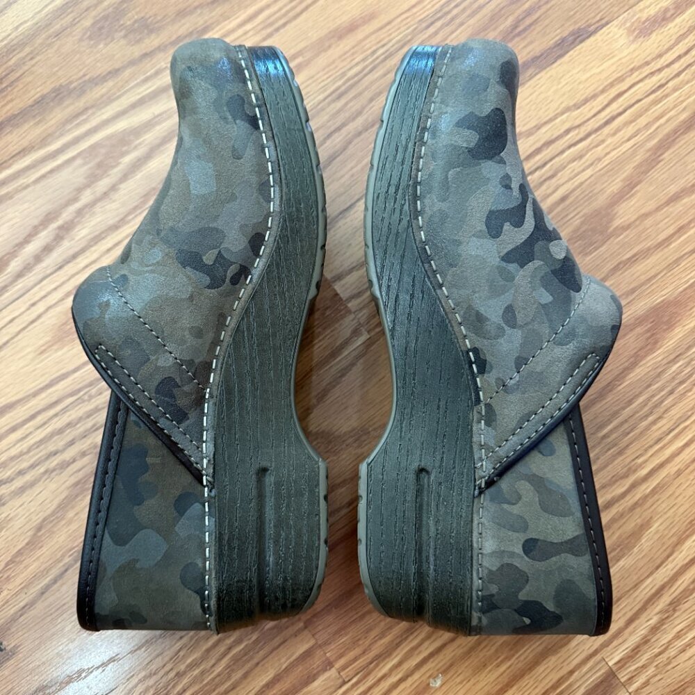 Women's 38/7.5 Dansko Professional Suede Camo Soft Clogs - Picture 7 of 9